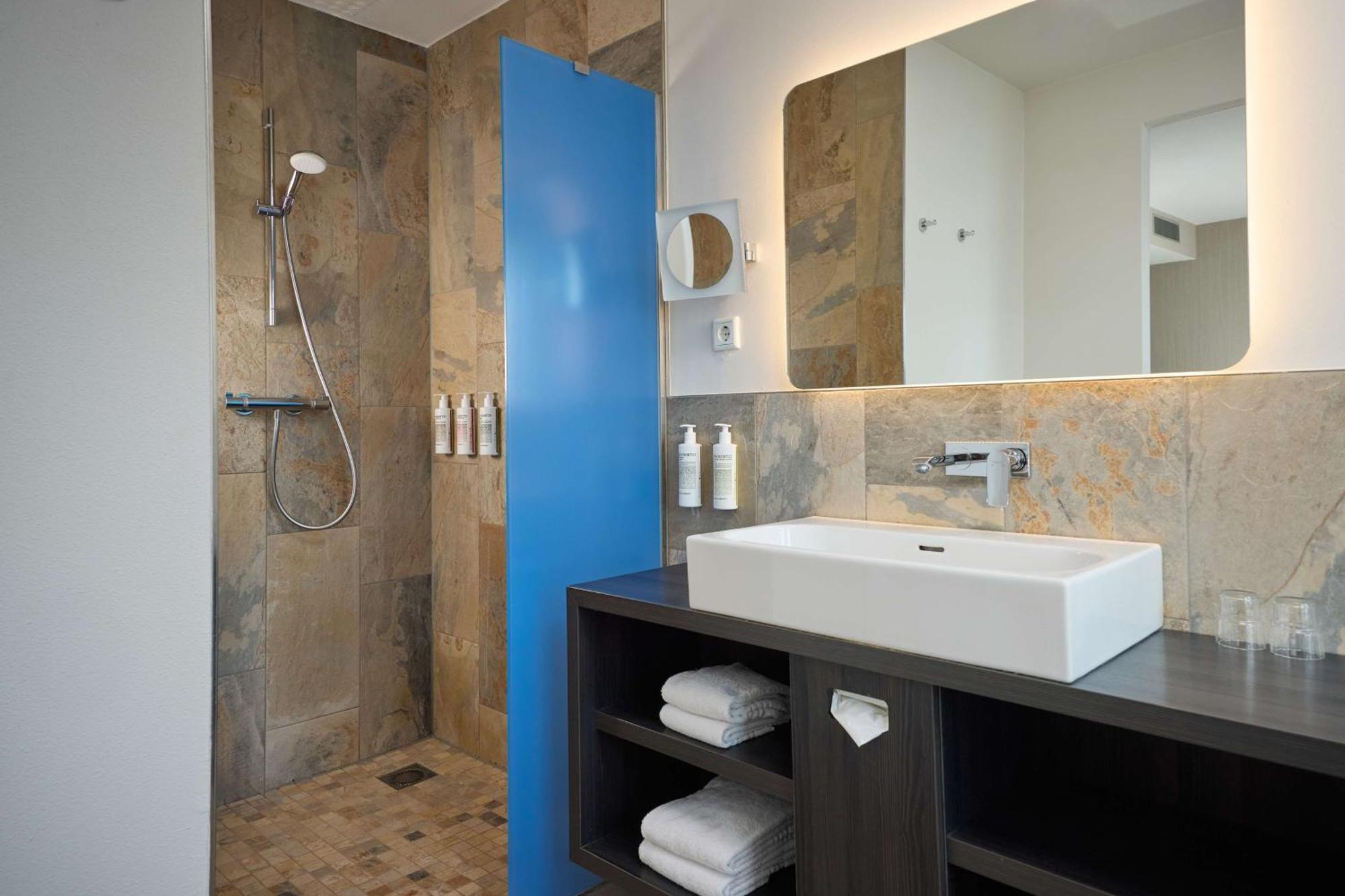 Mainport Hotel Rotterdam, A Hilton Affiliate Hotel Экстерьер фото